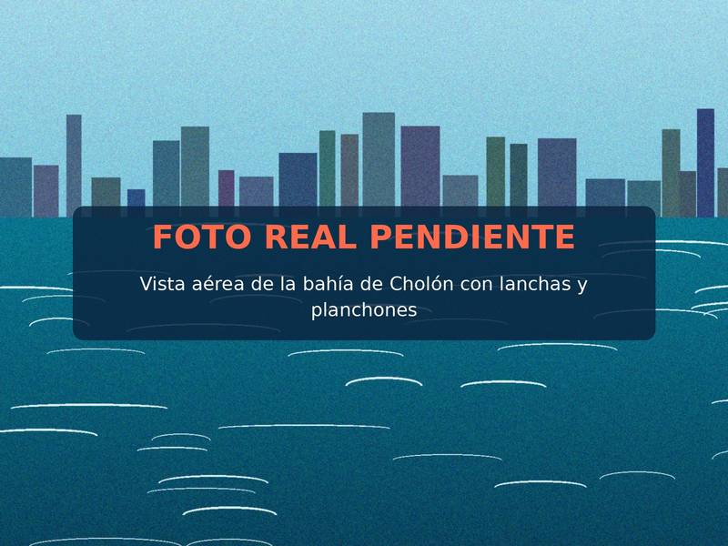 Foto provisional: vista aérea de la bahía de Cholón con lanchas y planchones